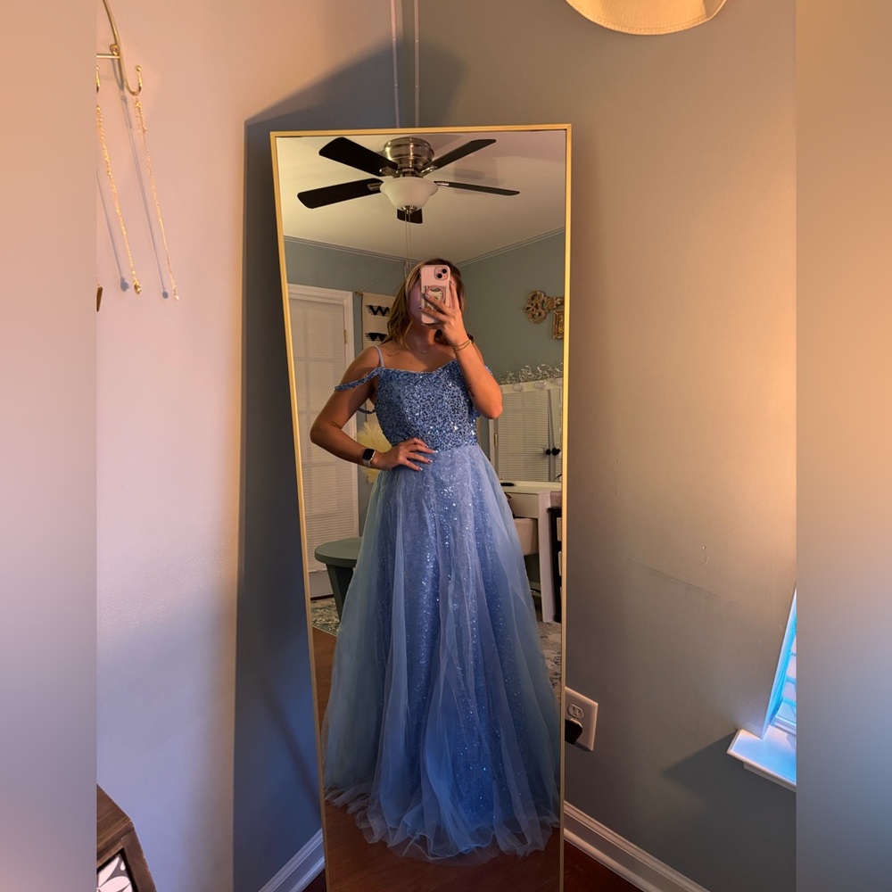 Prom dress size 10. For reference I’m a size 6 and it’s a little bit big.